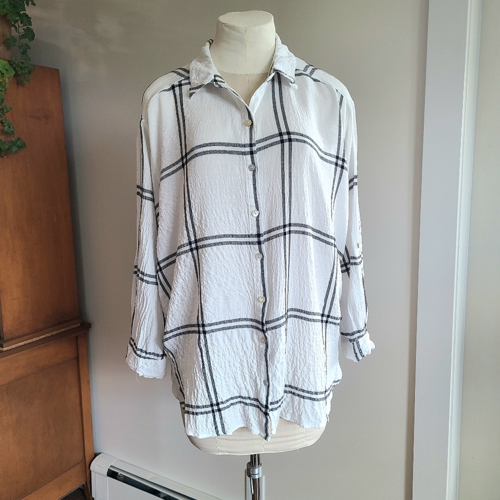 ✨2/$15-White and Black Plaid Button-Up Shirt